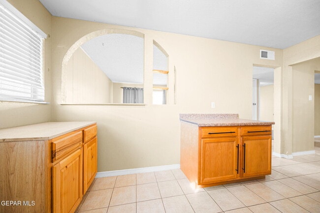 Building Photo - 5656 Kensington Cir