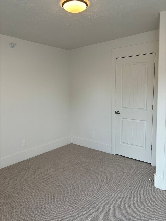 Building Photo - 2 bedroom 2.5 bath townhome