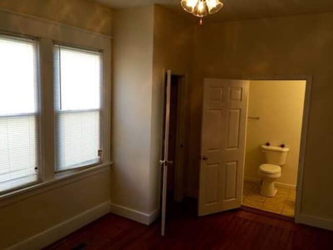 Building Photo - 3 bed 2 bath house. Laundry, all electric,...