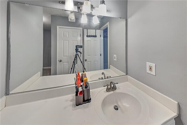 Building Photo - 3104 Pine Heights Dr NE