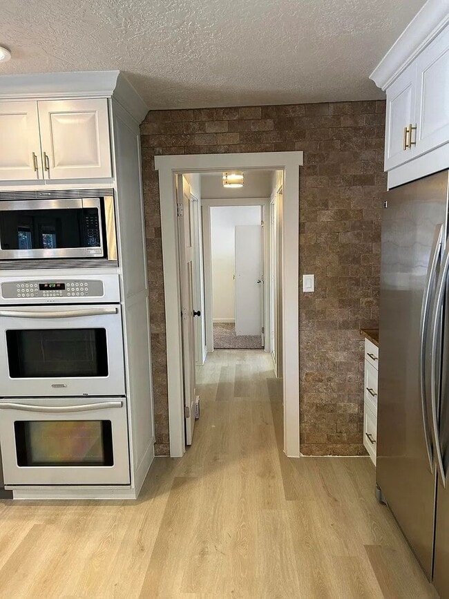 Building Photo - Gorgeous Santa Clara Home with Stunning Ki...