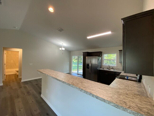 Building Photo - Custom Home - Desirable SE Ocala Neighborh...