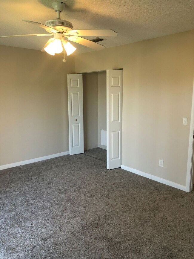 Building Photo - 2 Bed 1.5 Bath Townhome Located in Jacksonville Beach - Fenced in Yard!