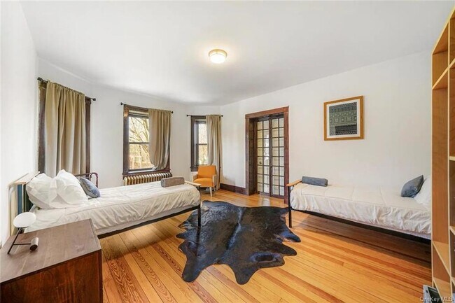 Building Photo - 10 Twin Lakes Rd