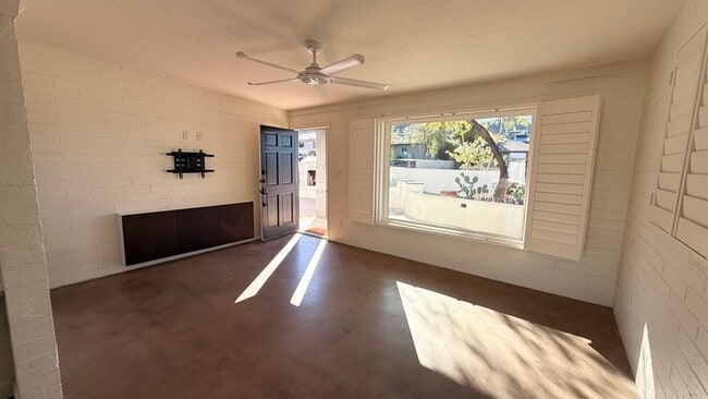 Building Photo - Mountain Views and Huge Yard