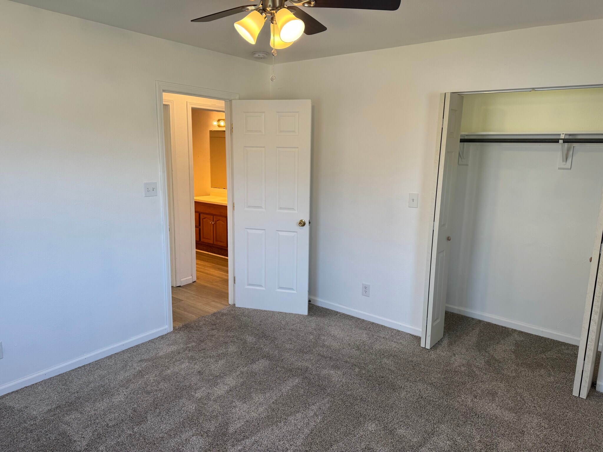 Building Photo - 1704 E 5th St