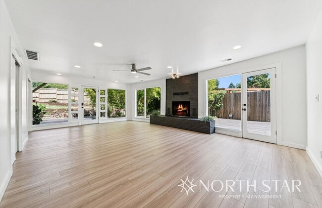 Building Photo - Newly renovated stunning lakefront home.