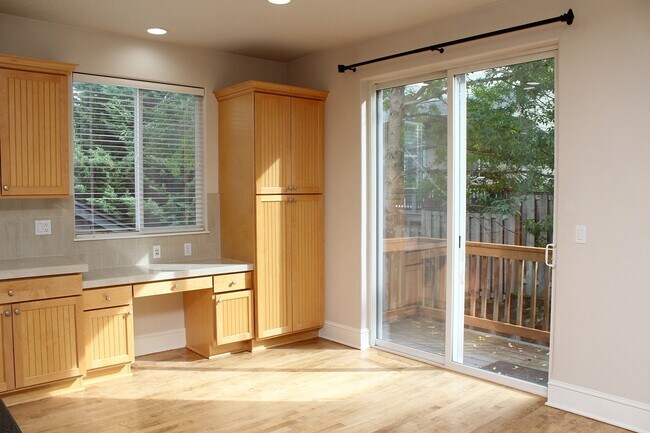 Building Photo - Spacious 4 BDR Legend & Renaissance Constr...