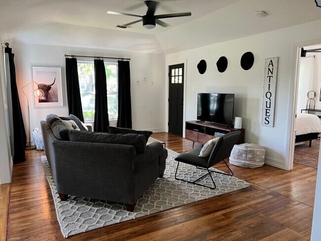 Building Photo - Amazing 3 Bed, 2 Bath Rental in Desirable Oakhurst Subdivision of Fort Worth- 76111