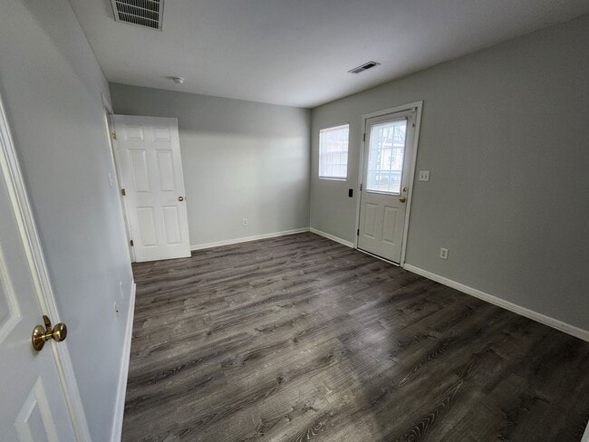 Building Photo - Pay no rent till Feb 1 2026