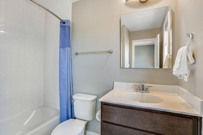 Building Photo - GREAT LOCATION!! Stunning 3BD/3.5BA luxury 4-level townhouse!