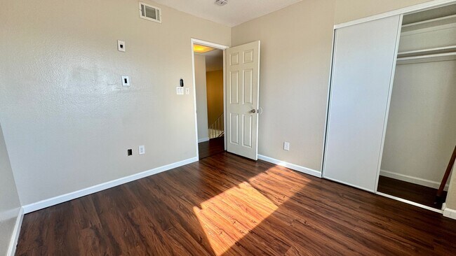 Building Photo - Gorgeous, renovated 4-bedroom home central...