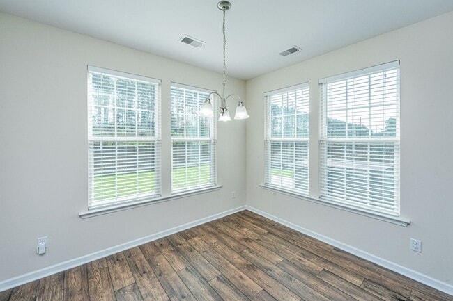 Building Photo - 201 Bigleaf Ct