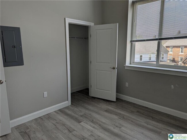 Building Photo - 216 Penn St