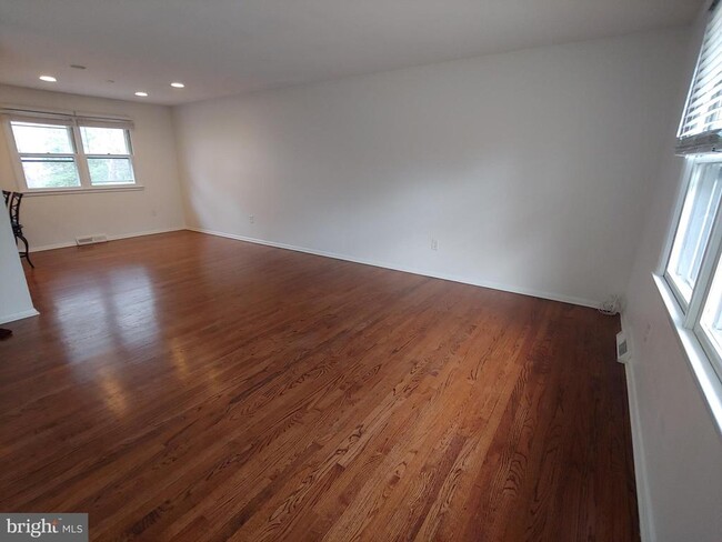 Building Photo - 149 Northway
