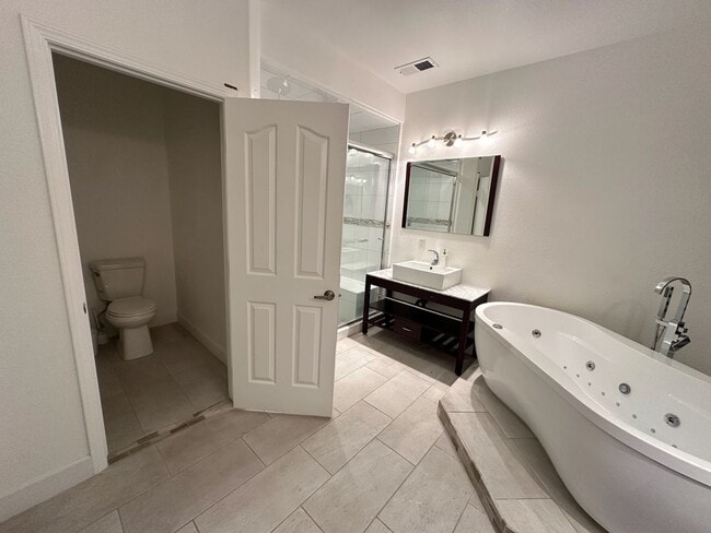 Building Photo - 5701 W Country Ave