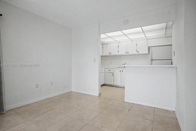 Building Photo - 6900 N Kendall Dr