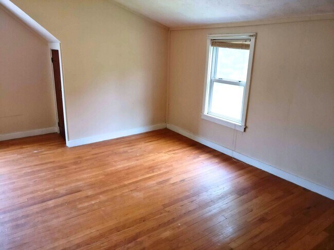 Building Photo - 4-Bedroom Home for Rent Summer 2026