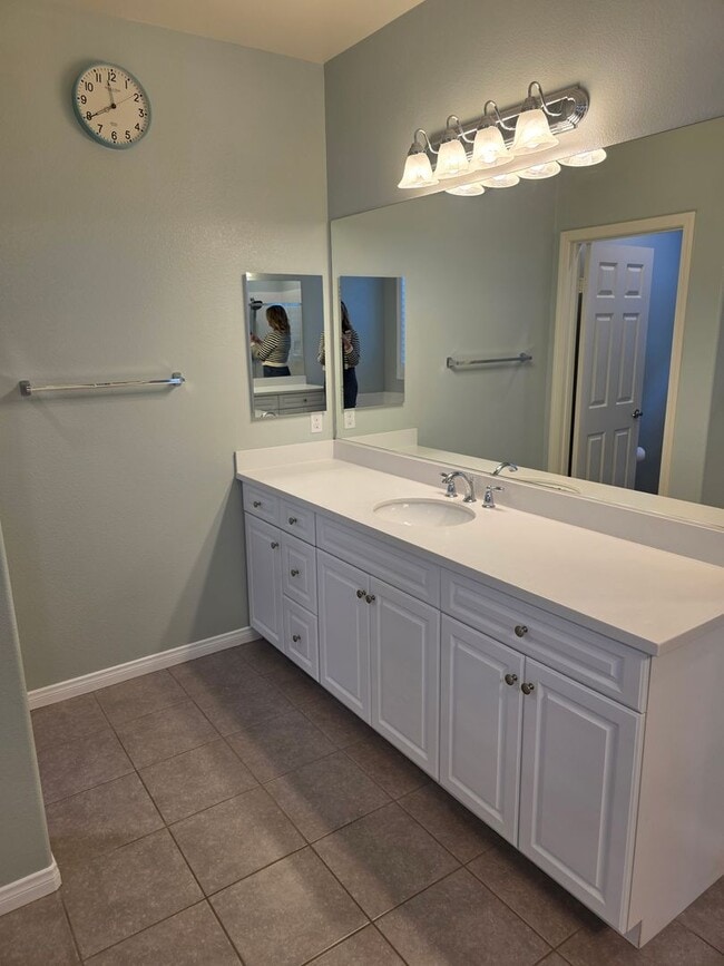 Building Photo - Gorgeous Single Level, 4 Bedroom Pool Home with Solar!