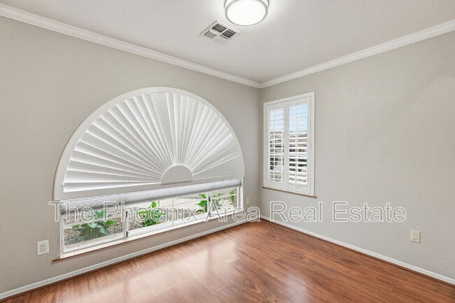 Building Photo - 4425 E Douglas Ave