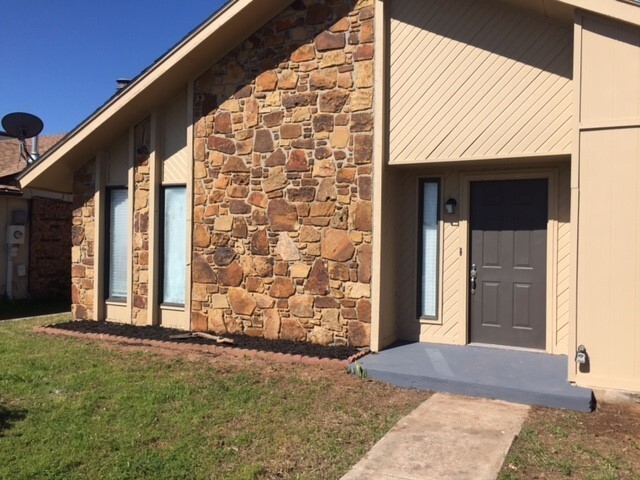 Building Photo - Spacious Home in Yukon!