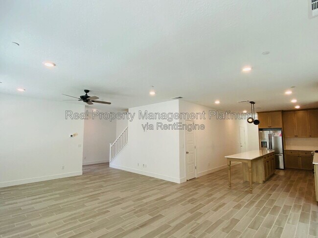 Building Photo - 2752 E Tamarind Dr