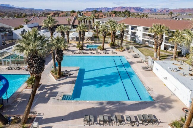 Building Photo - Beautiful Las Palmas Condo