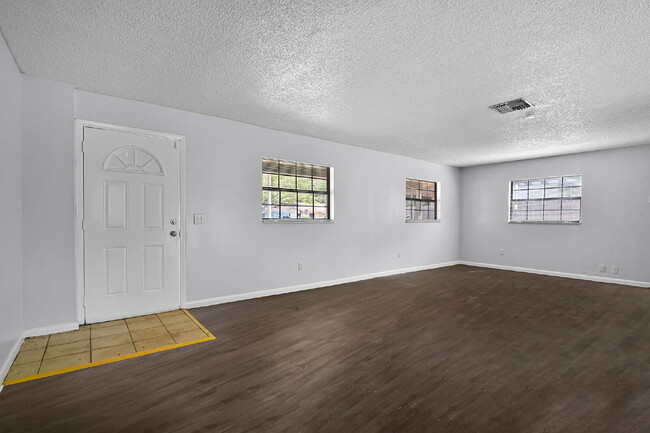 Building Photo - Move-In Ready 3-Bedroom Home with Spacious...