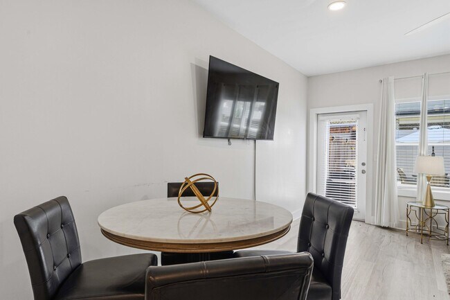 Building Photo - 207 Ann Cir