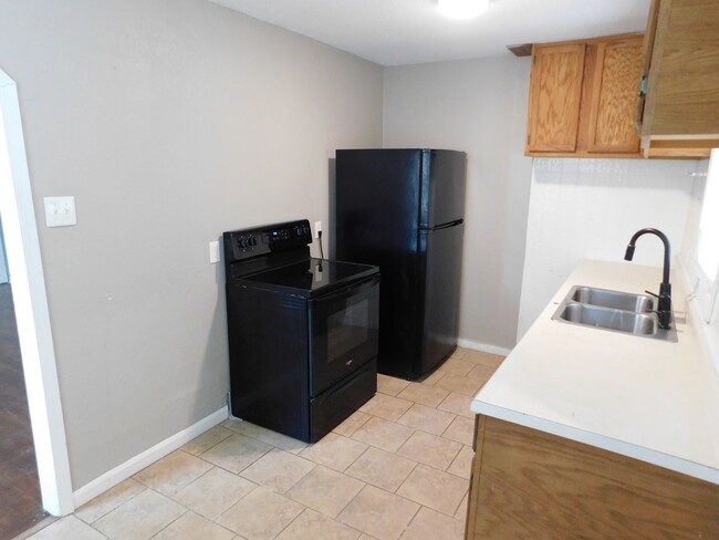 Building Photo - 1 Bed 1 Bath Duplex w/ Washer Dryer hookup