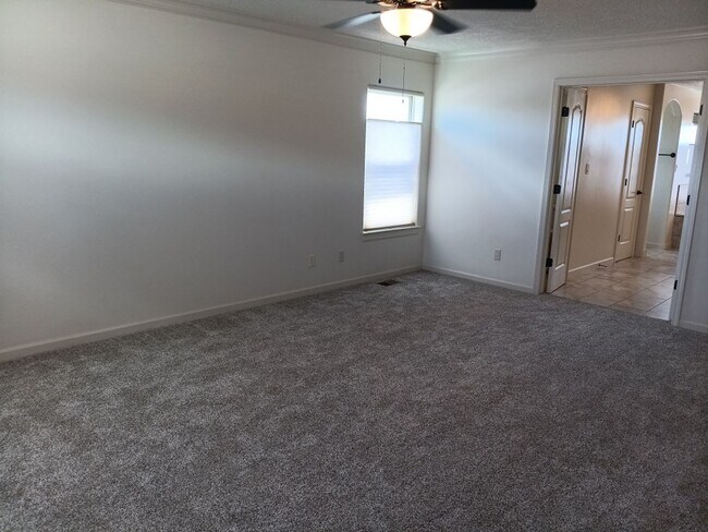 Building Photo - Stunning 4 bedroom, 3.5 bathroom home! Sho...
