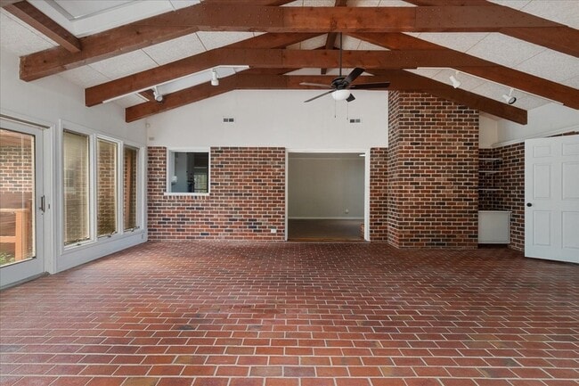 Building Photo - 204 Lake Cir Dr