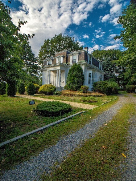 Building Photo - 61 Pond St