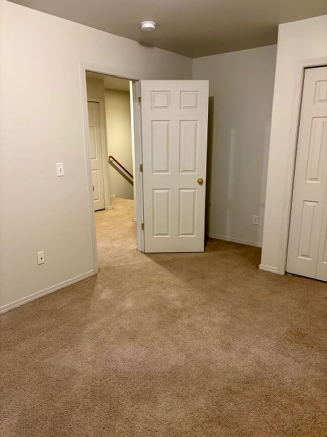 Building Photo - 3 Bed / 2.5 Bath Townhouse – Bozeman, MT  Price Reduced!