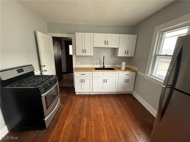 Building Photo - 3540 E 154th St