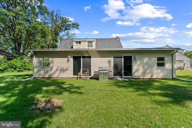 Building Photo - 10 N Meadow Dr