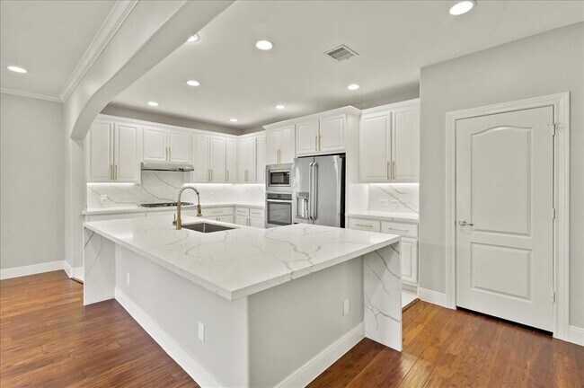 Primary Photo - 1518 Bingham St