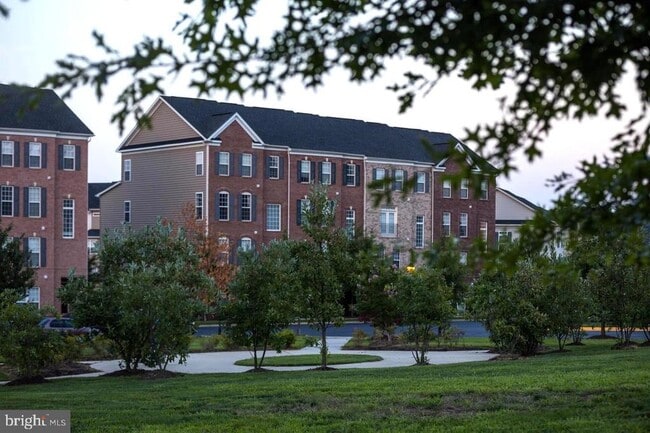 Building Photo - 2456 Eastbourne Dr