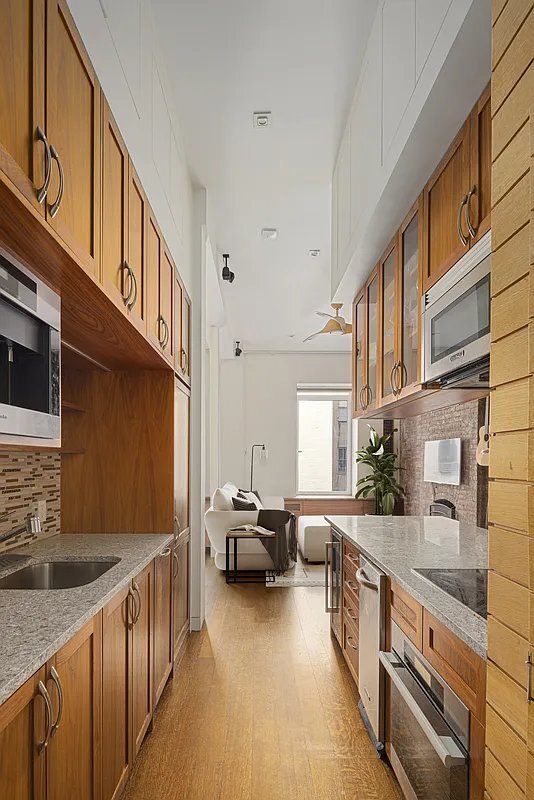 Building Photo - 23 E 10th St