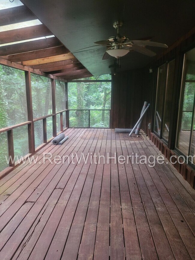 Building Photo - Charming Cabin Style Home on 1.3 Acres / F...