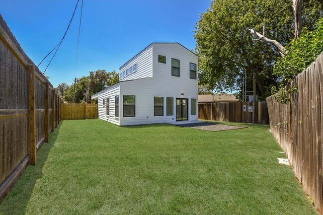 Building Photo - 2530 Steck Ave