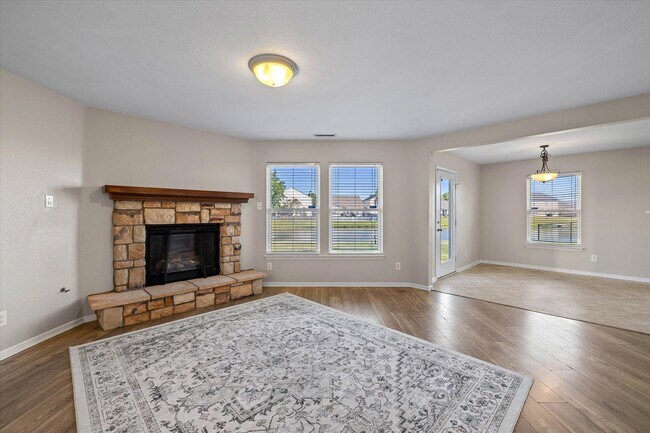 Building Photo - 898 Stonehurst Dr