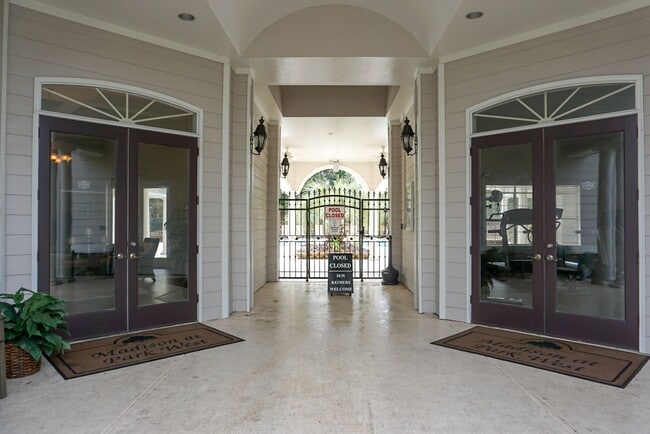 Building Photo - MOVE IN SPECIAL - 50% off First Month's Re...