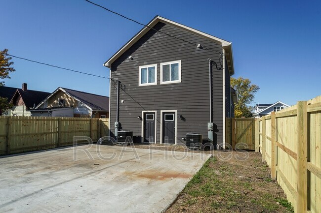 Building Photo - 909 St Peter St