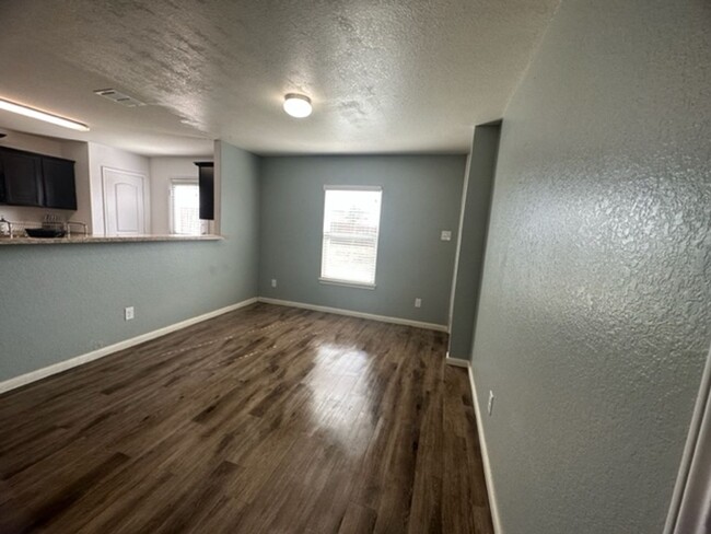 Building Photo - Nice 3 Bedroom, 2.5 Bath Home in Luckey Ra...