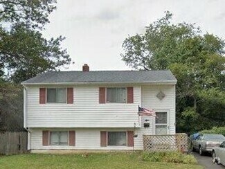 Building Photo - Three bedroom one bath in New Castle