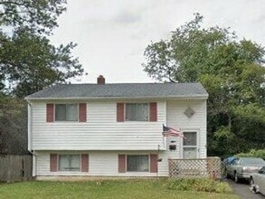 Building Photo - Three bedroom one bath in New Castle