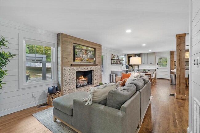 Living Area-TV-Fireplace - 3415 Pinehill Rd
