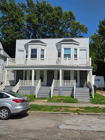 Building Photo - 2105 W 93rd St