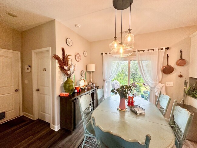 Building Photo - Beautifully furnished 3 bed 2.5 bath home in Leland